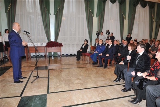 В День Конституции РФ Николай Меркушкин вручил государственные награды жителям Самарской области 