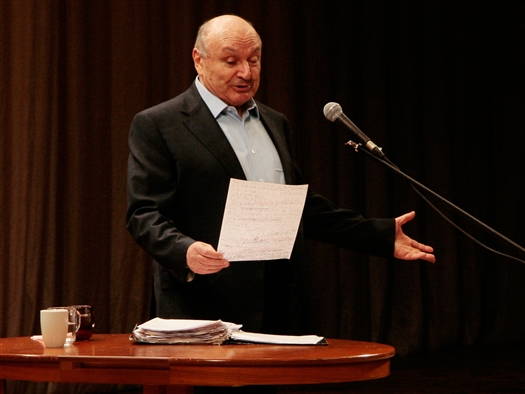 Жванецкий появился на сцене в костюме с вечным потертым советским портфелем в руке и папкой под мышкой