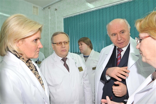 Во время прошлого визита Ольга Голодец (слева) в числе других объектов посетила областную клиническую больницу им. Калинина
