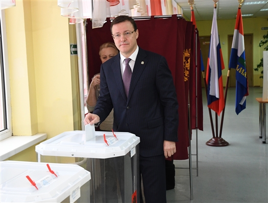 Дмитрий Азаров проголосовал на выборах президента РФ в родной школе № 132
