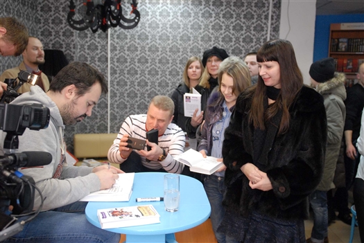 Резидент Comedy Club Антон Лирник представил самарцам дебютную книгу