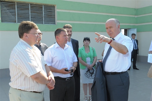 Губернатор Николай Меркушкин осмотрел основное здание спорткомплекса: бассейны, спортзал, поинтересовался техническими показателями здания
