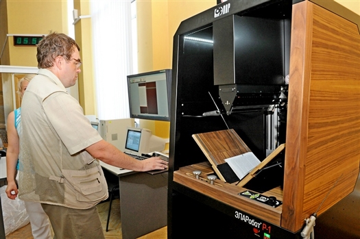 Областная библиотека на Осипенко, например, приобрела новый сканер, который сам переворачивает страницы и сканирует 

