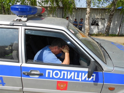 Известно, что Дмитрий за рулем с 1989 г., работает в фирме по грузоперевозкам и сегодня собирался выезжать с партией кирпича в Москву