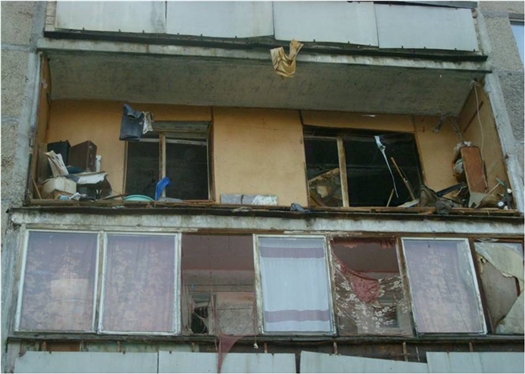 В результате взрыва выбито два окна