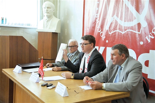 Алексей Лескин (в центре) не верит в массовый исход коммунистов из КПРФ