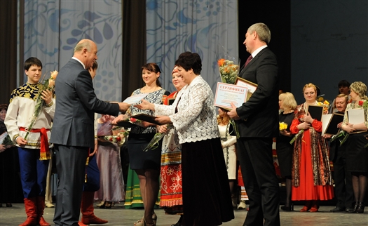 Губернатор поздравил победителей фестиваля народного творчества "Рожденные в сердце России"