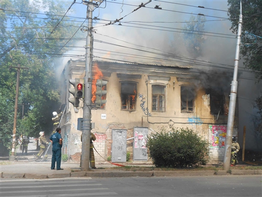 В Самаре сотрудникам МЧС удалось потушить огонь в двухэтажном здании, находящемся на пересечении ул. Льва Толстого и Братьев Коростелевых