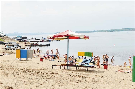 Власти постарались благоустроить пляж, но он не отвечает многим требованиям