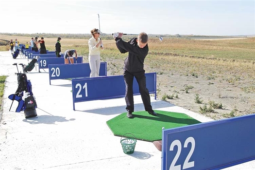 Драйвинг-рейндж (площадка для отработки удара «свинг») Самарского загородного клуба дает путевку в жизнь гольфистам