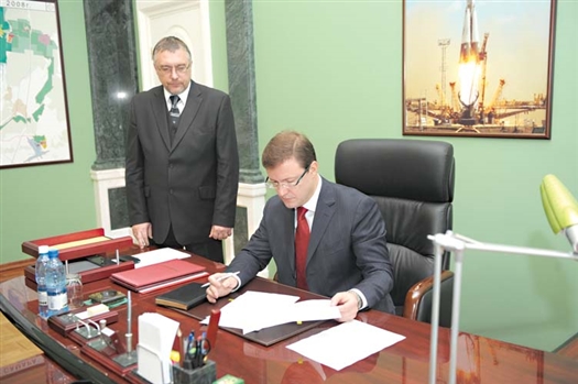 Дмитрий Азаров (справа) намерен резко сократить чиновников Самарской мэрии