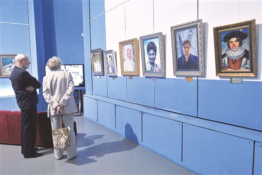 Если оглядеться кругом, можно заметить, что выставочный зал наполнен лицами - портретами знаменитостей