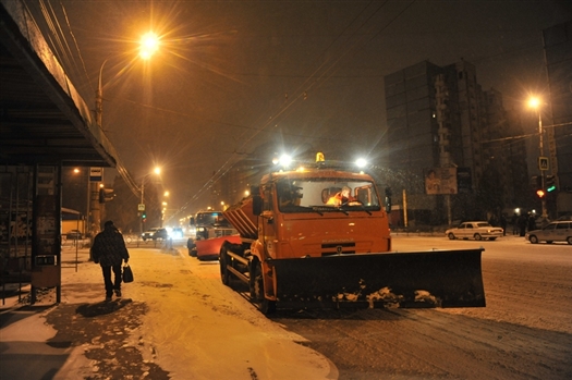 Снегоуборочная техника работала на Московском шоссе и Ново-Садовой с 21 часа вечера до 7 часов утра
