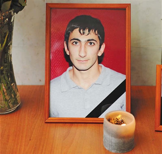 15 января Армена Саакяна ранили ножом в грудь на автобусной остановке "Постников овраг", по пути в больницу он скончался