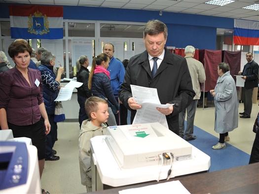 Проголосовать мэр пришел со своим младшим сыном Димой