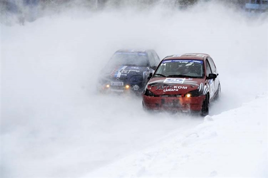 Ледяная пыль, летящая из-под колес впереди мчащихся авто, заставляет гонщиков демонстрировать чудеса вождения