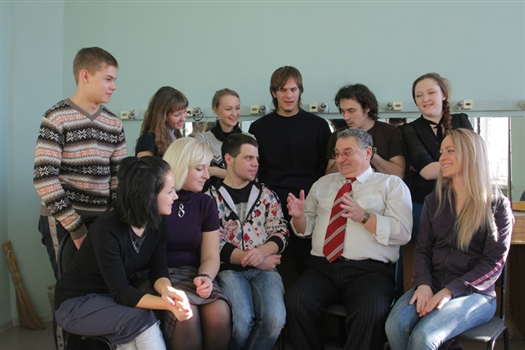 Геннадий Матюхин (в центре) предложил создать на Безымянке литературно-драматический театр