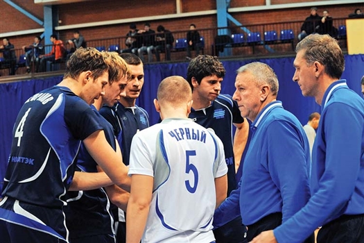 10 поражений в 12 матчах Сергею Алексееву (крайний справа) не простили