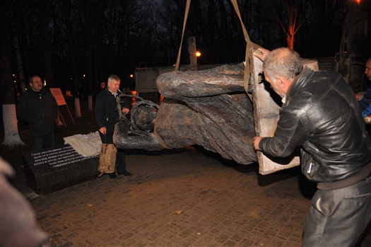 В парке Гагарина установили памятник жертвам политических репрессий