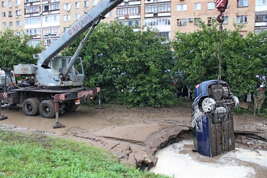 22 августа около 13:00 на пр. Ленина (напротив магазина "Спортмастер") в результате порыва трубопровода и размыва грунта под землю провалился Hyundai