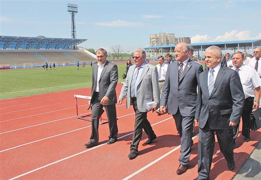 Виктор Сазонов (в центре) считает, что муниципалитеты должны уделять максимальное внимание развитию спортивных объектов