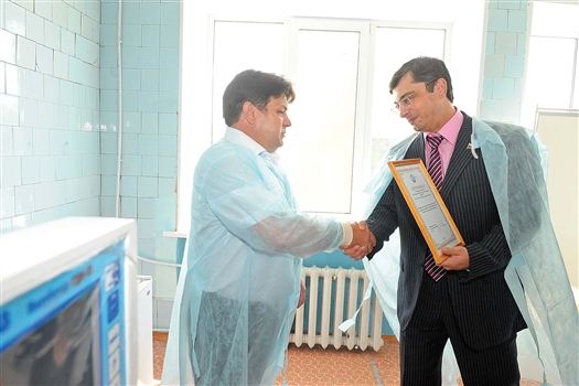 Владимир Гутенев (справа) поздравил медиков с наступающим профессиональным праздником и вручил подарок