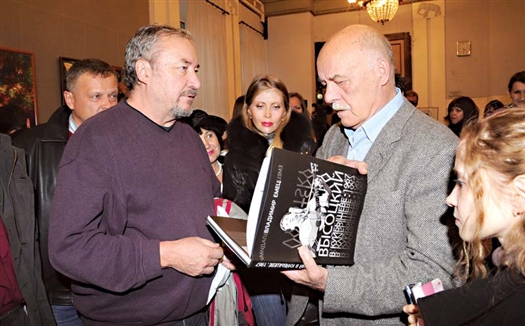 Самарский писатель Владимир Емец (слева) предложил Станиславу Говорухину оставить подпись на своей книге о Высоцком.