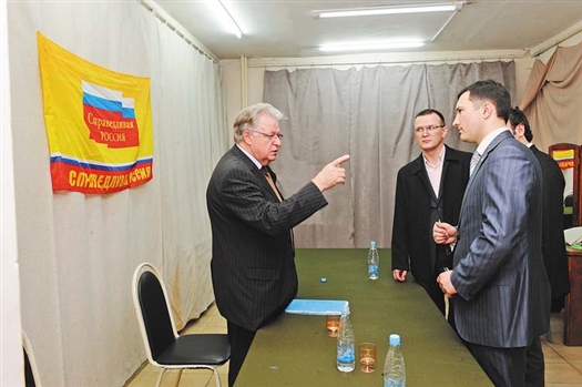 В законности конференции, избравшей руководителем реготделения «СР» Александра Колычева (слева), предложат разобраться суду