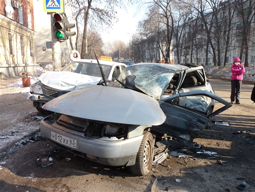 На перекрестке водитель ВАЗ-2112 выехал на красный свет и столкнулся с двумя автомобилями