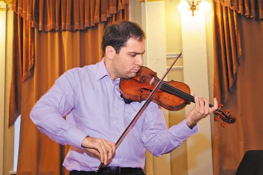 Дмитрий Коган продемонстрировал студентам уникальную скрипку работы Гварнери XVIII века