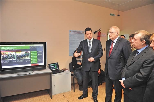 Вадим Михеев (слева) представил собравшимся систему видеонаблюдения за ходом президентских выборов