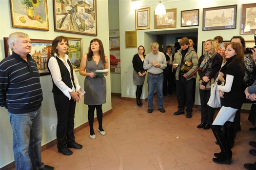 Многие из учеников художницы — нынешних и бывших — пришли на открытие выставки Елены Макеевой и выразили ей благодарность за то, что она привила им вкус к прекрасному.