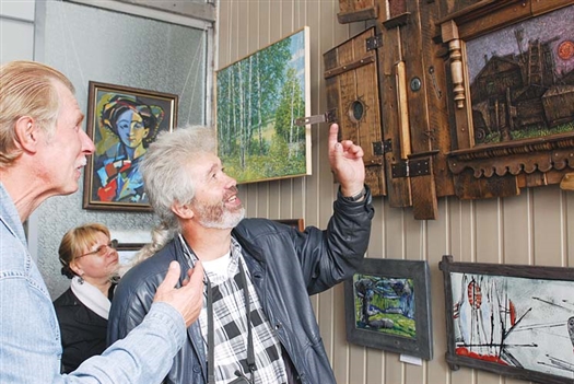 На открытии выставки самарские художники с интересом знакомились с произведениями своих коллег