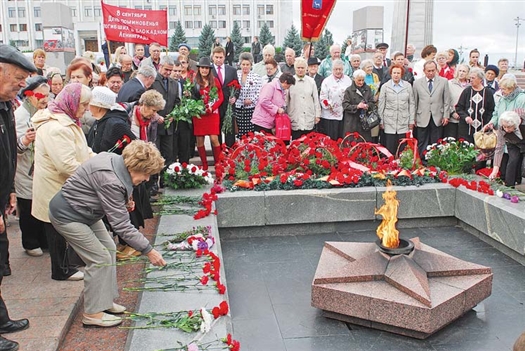 Ветераны-блокадники возложили к Вечному огню цветы в память о погибших