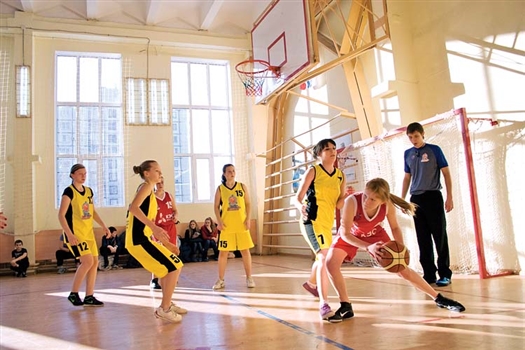 Все матчи полуфинального турнира "КЭС-баскет" проходили в упорной борьбе