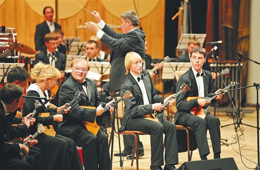 Вместе с самарским оркестром Андрей Горбачев (третий справа) исполнил концерт-симфонию Александра Цыганкова.