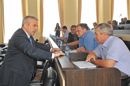 Юрий Ферапонтов (слева) призвал депутатский корпус внимательно ознакомиться с новой структурой мэрии, после чего народные избранники единогласно одобрили предложенный проект