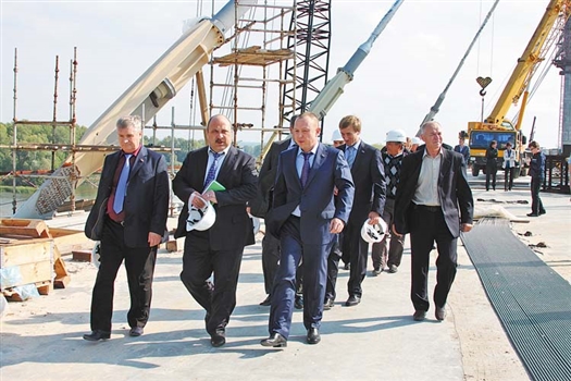 Алексей Ушамирский (в центре) уверен, что депутаты губдумы одобряют увеличение стоимости строительства моста