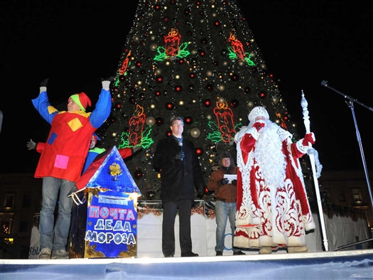 В понедельник, 17 декабря, Дед Мороз, который приехал в Самару из Великого Устюга, зажег главную елку города