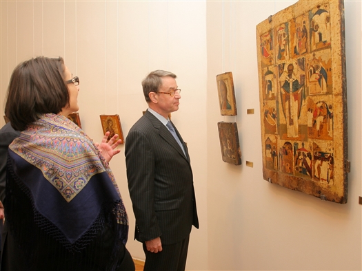 Посещение художественного музея Александр Авдеев начал со знакомства с коллекцией икон XVI-XX веков