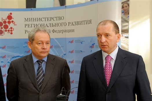 Виктор Басаргин (слева) заявил, что Самарская область входит в число регионов-"лидеров" по обманутым дольщикам