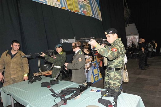 Инструктор военно-патриотического клуба «Гранит» Антон Федотов учил всех желающих стрелять из лазерного оружия