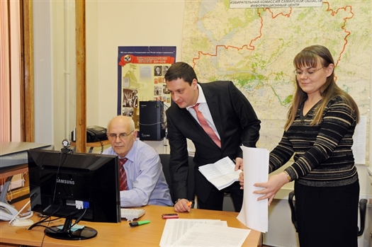Вадим Михеев (в центре) официально огласил распределение голосов избирателей Самарской области 