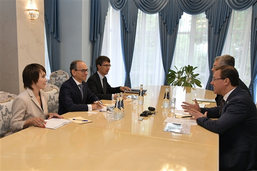 Дмитрий Азаров провел рабочую встречу с президентом "АвтоВАЗа" Ивом Каракатзанисом