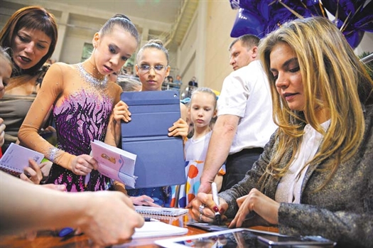 Алина Кабаева подписала сувенирные календарики для каждой участницы самарского турнира. Всего получилось 200 автографов