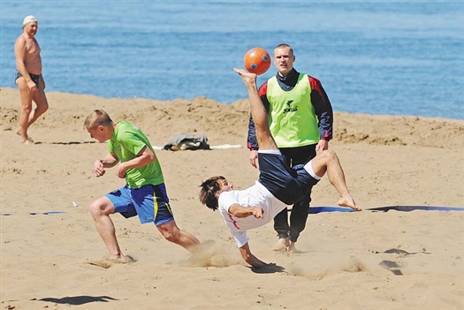 На песке отскок мяча может быть непредсказуемым