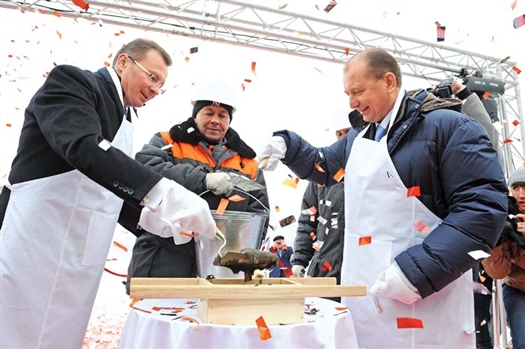 Владимир Артяков и Михаил Скороход на церемонии открытия изготовили «кирпич», который ляжет в основание первого цеха нового предприятия