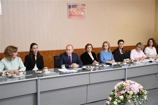 Понижение НДС, смягчение проверок: о чем говорил Владимир Путин с женщинами-предпринимателями