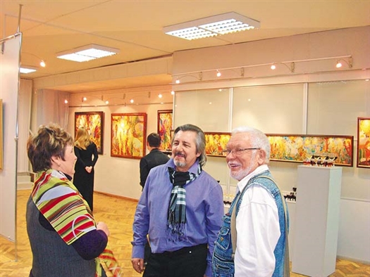 С открытием выставки художника Владимира Конева (в центре) пришли поздравить его друзья.