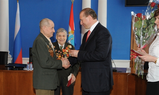 Губернатор вручает медали ветеранам